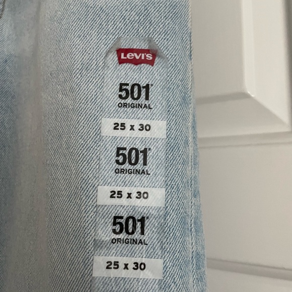 NWT LEVIS JEANS. - Picture 3 of 4